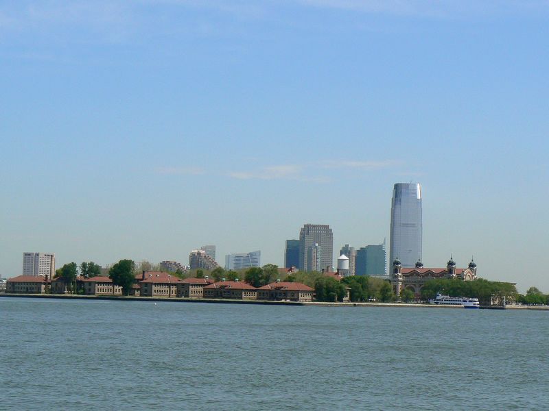 Ellis Island: Ellis Island vu de Liberty Island